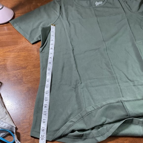 D&Co. Essentials Women's Top Sz 1 XL  Short Sleeve T-Shirt Green Seam In Center - Picture 8 of 10